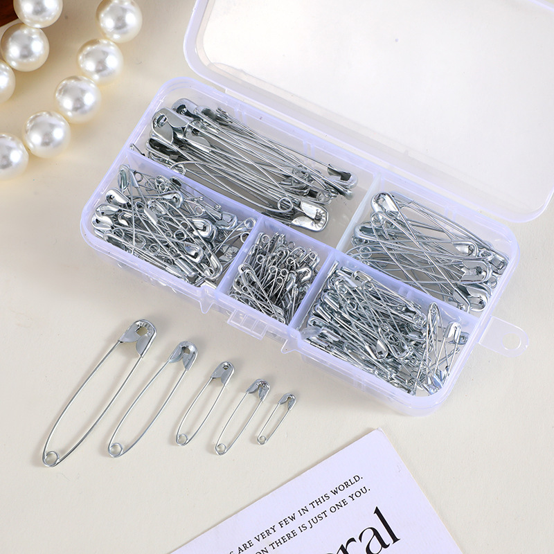 مجموعة دبابيس أمان فضية مع صند - مراجعة Craft Embellishment Storage وسعره